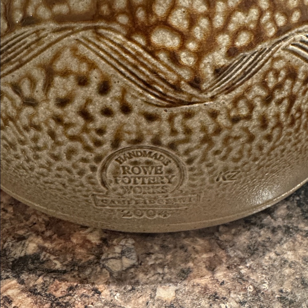2004 Albany Slip Bean Pot- Brown Ceramic Pot with Leaf Design - Picture 4 of 5